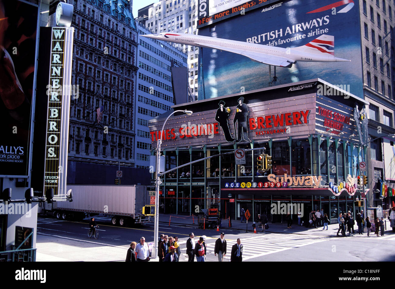 USA, New York City, Manhattan, Times Square, 42. Straße, Restaurant und Modell der Concorde Stockfoto