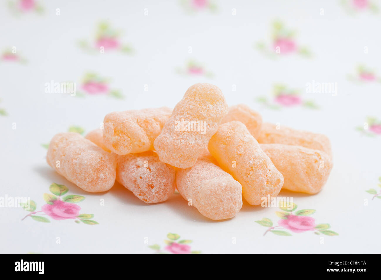 Gerste Wendungen Bonbons und Süßigkeiten auf ein Papierhintergrund fotografiert in einem studio Stockfoto