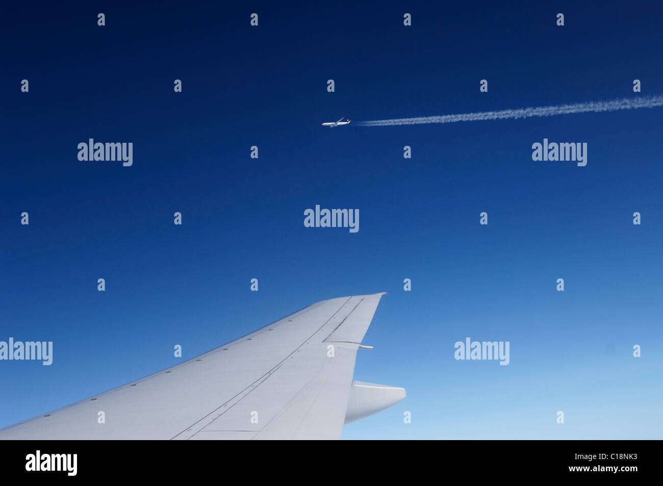 Flügel eines Flugzeugs und Flugzeug, 10,000 m hoch, Atlantik Flug von Europa nach New York, USA Stockfoto