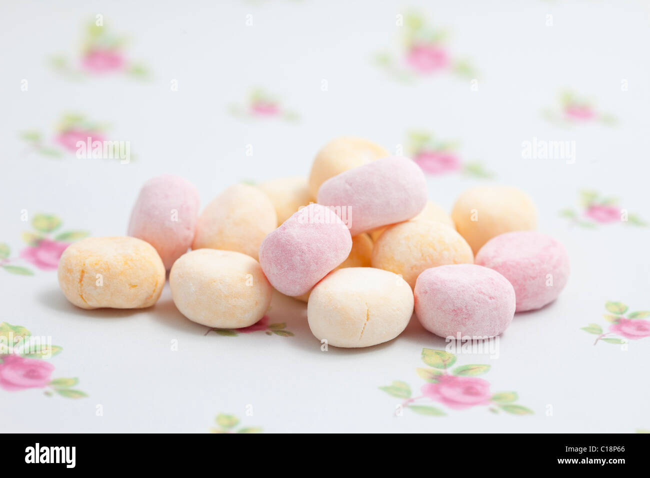 Rhabarber und Vanillesauce Bonbons-Bonbons und Süßigkeiten auf ein Papierhintergrund fotografiert in einem studio Stockfoto