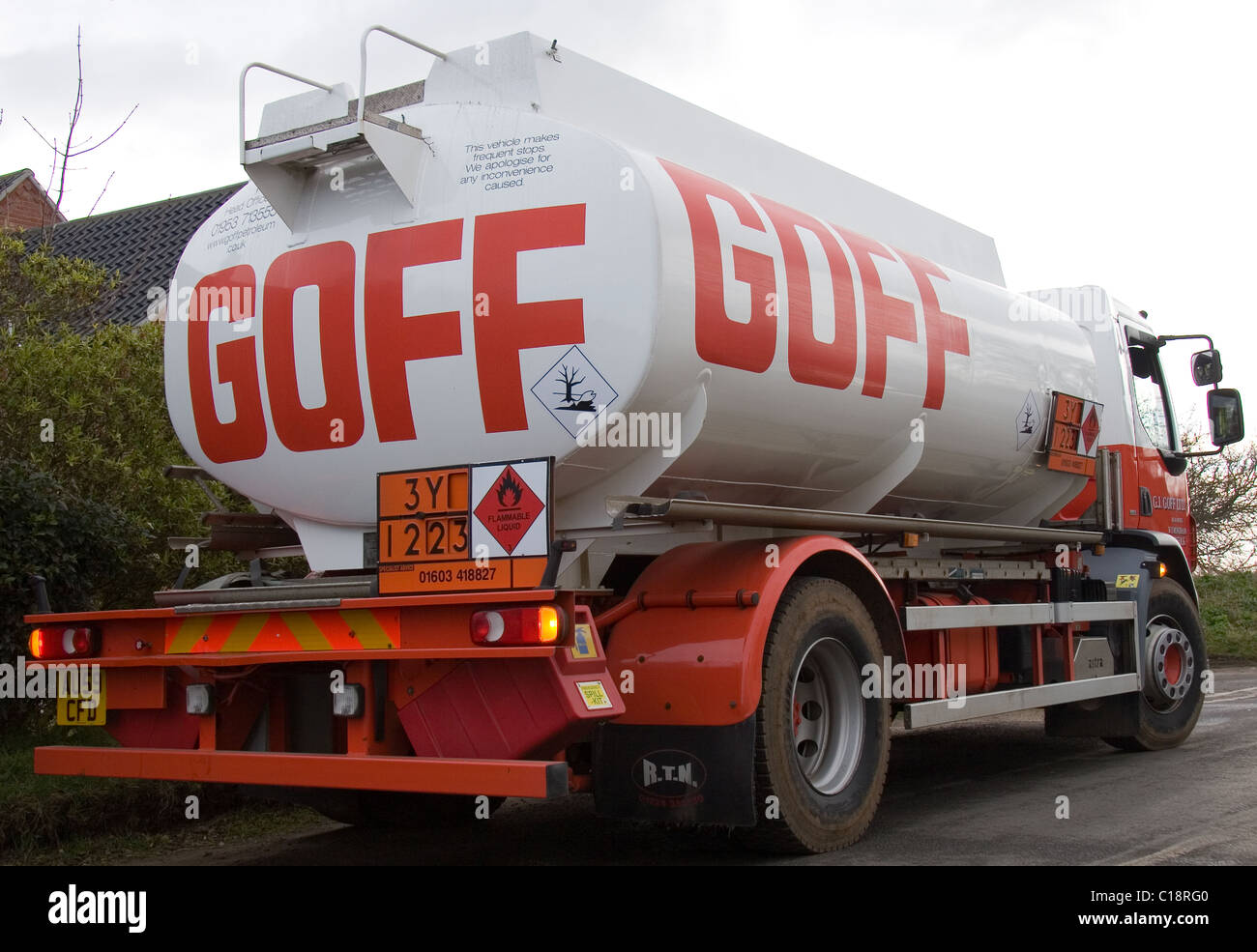 Öl/Kraftstoff Tankwagen machen eine Anlieferung von Heizöl (Kerosin) Stockfoto