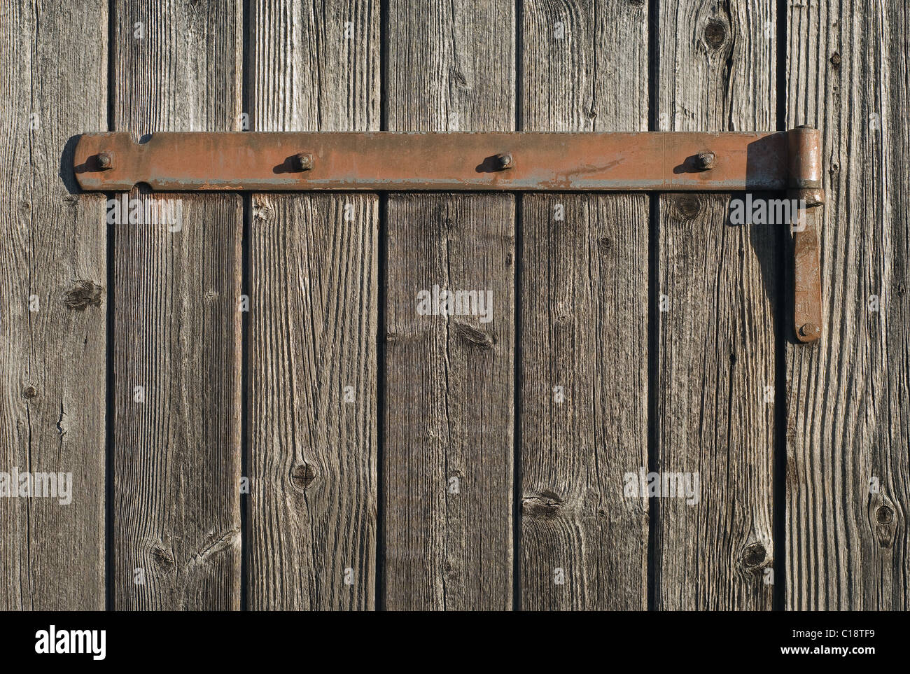 Alterung und verwitterte Holz mit Rusty Scharnier Stockfoto