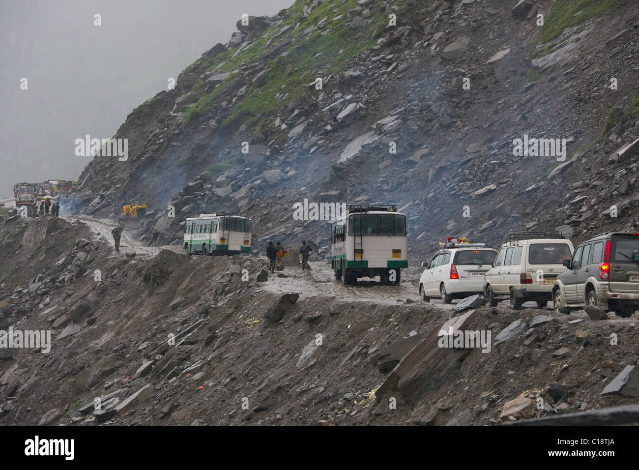 Fahrzeuge auf der Autobahn Leh Manali stecken auf dem Rohtang Pass führende Manali, Himachal Pradesh, Indien Stockfoto