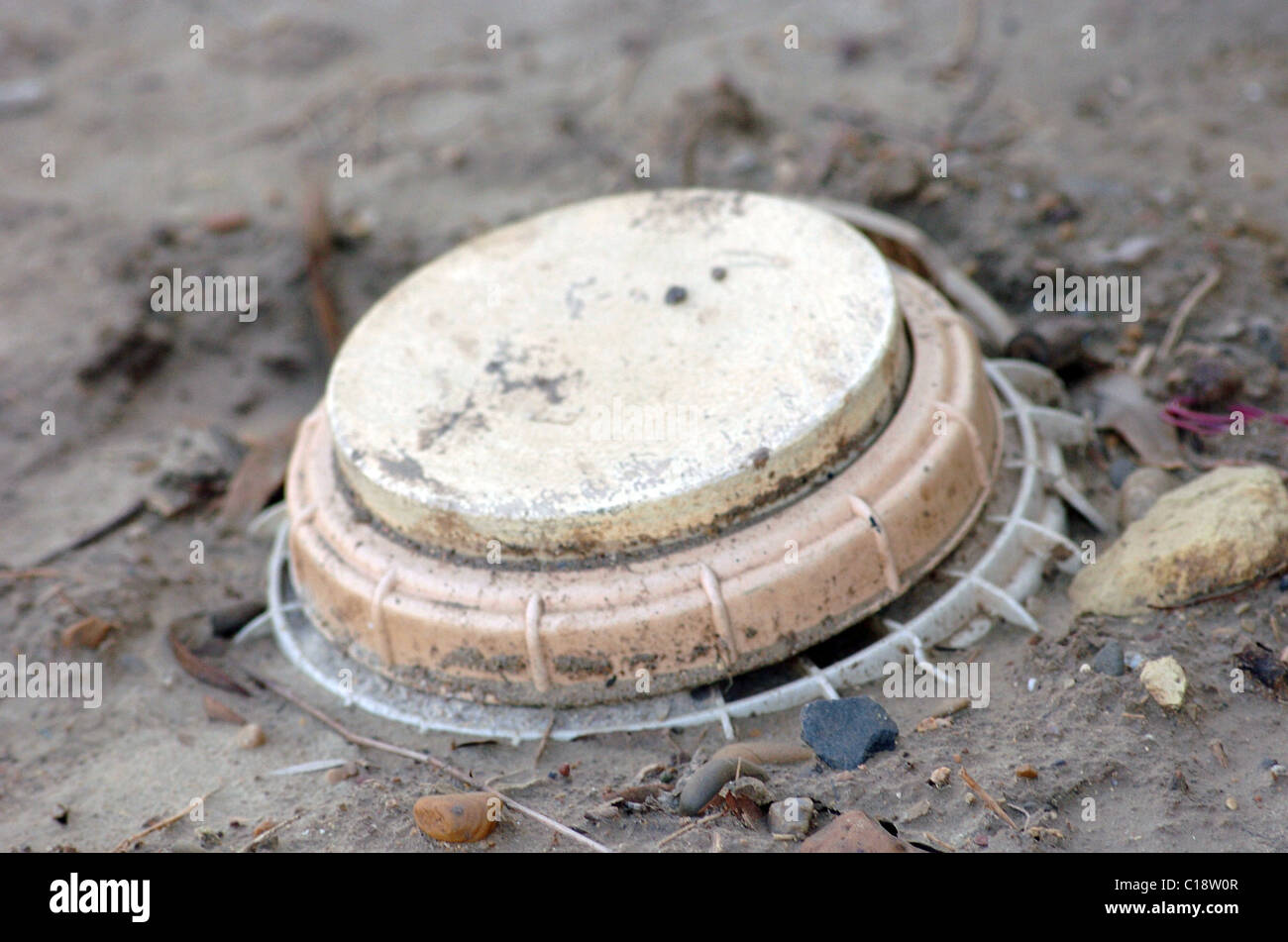 Eine Landmine ist eine explosive Waffe, Ziel (Person oder Fahrzeug) ausgelöst Stockfoto