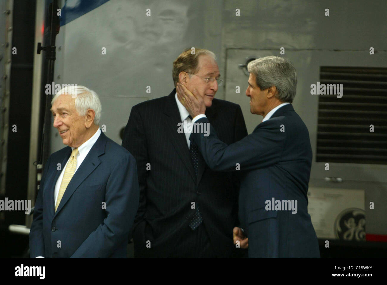 Senator Frank Lautenberg, Senator Jay Rockefeller, John F. Kerry Amtrak empfangenden Stimulus-Gelder aus der US-Regierung Stockfoto