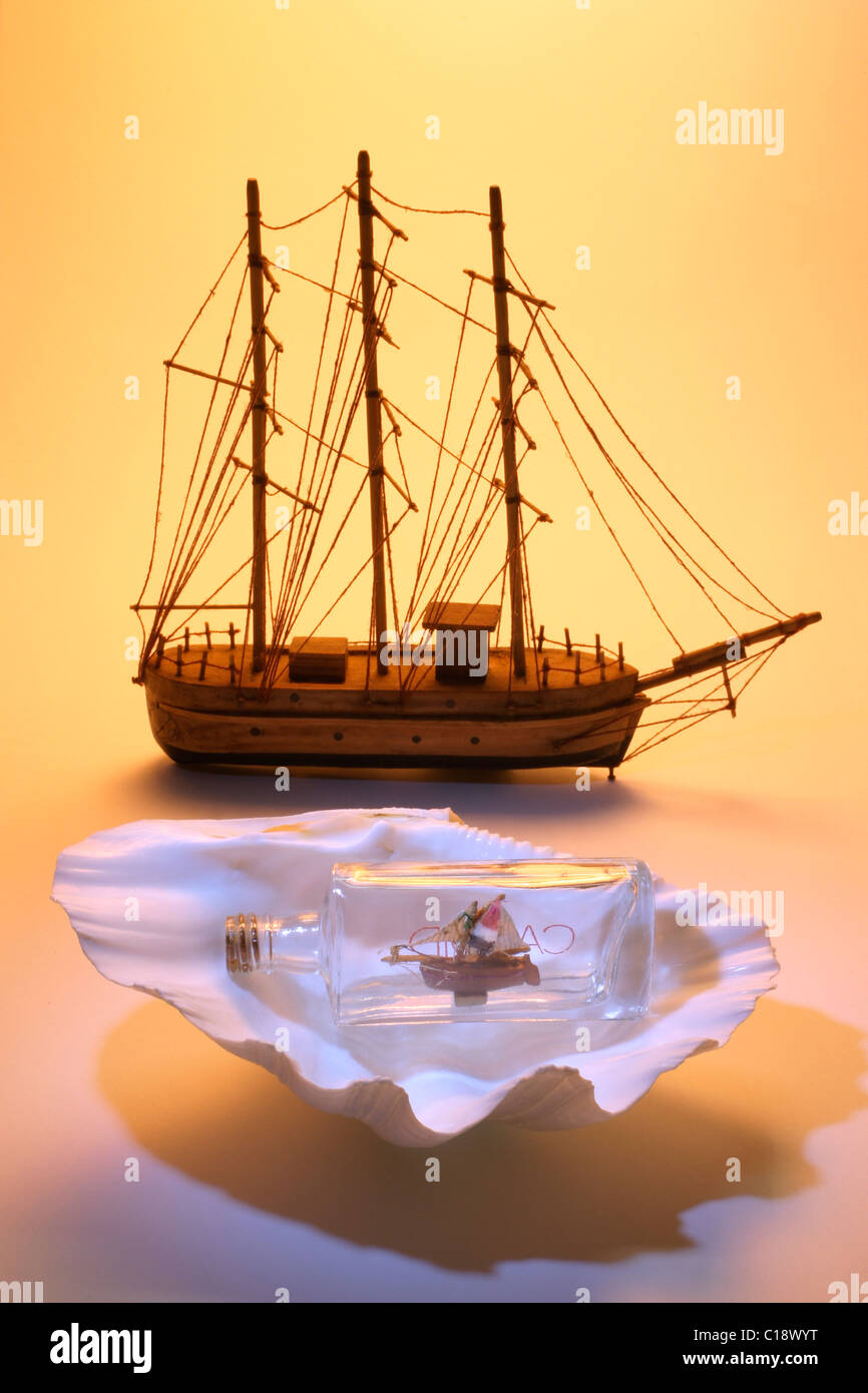 Modell Schiff und Schiff in der Flasche auf einer Muschel Stockfoto