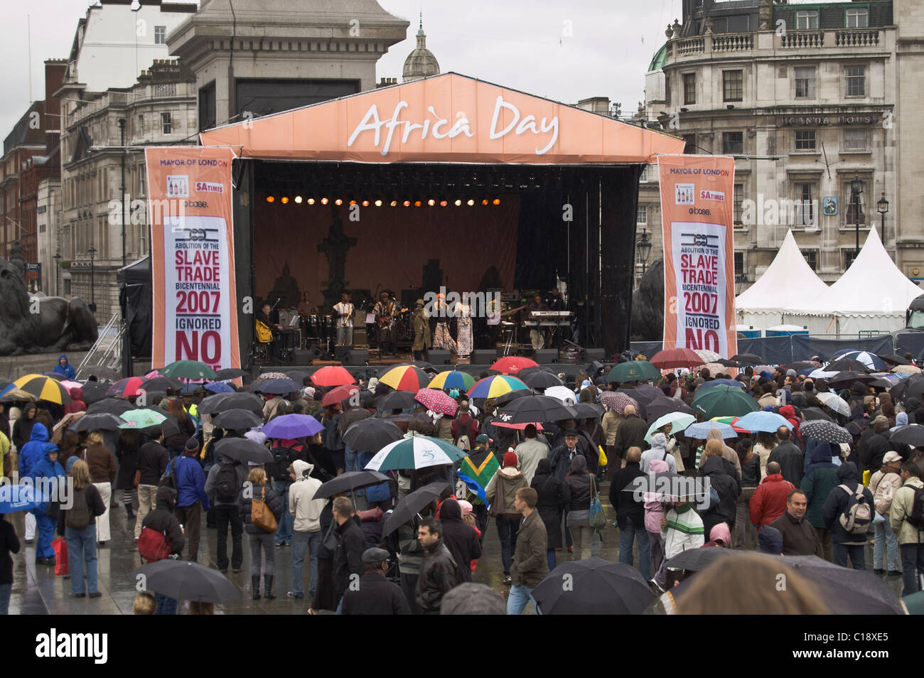 Menschenmassen beobachten südafrikanische Musikern am Afrikatag feiern auf dem Londoner Trafalgar Square Stockfoto
