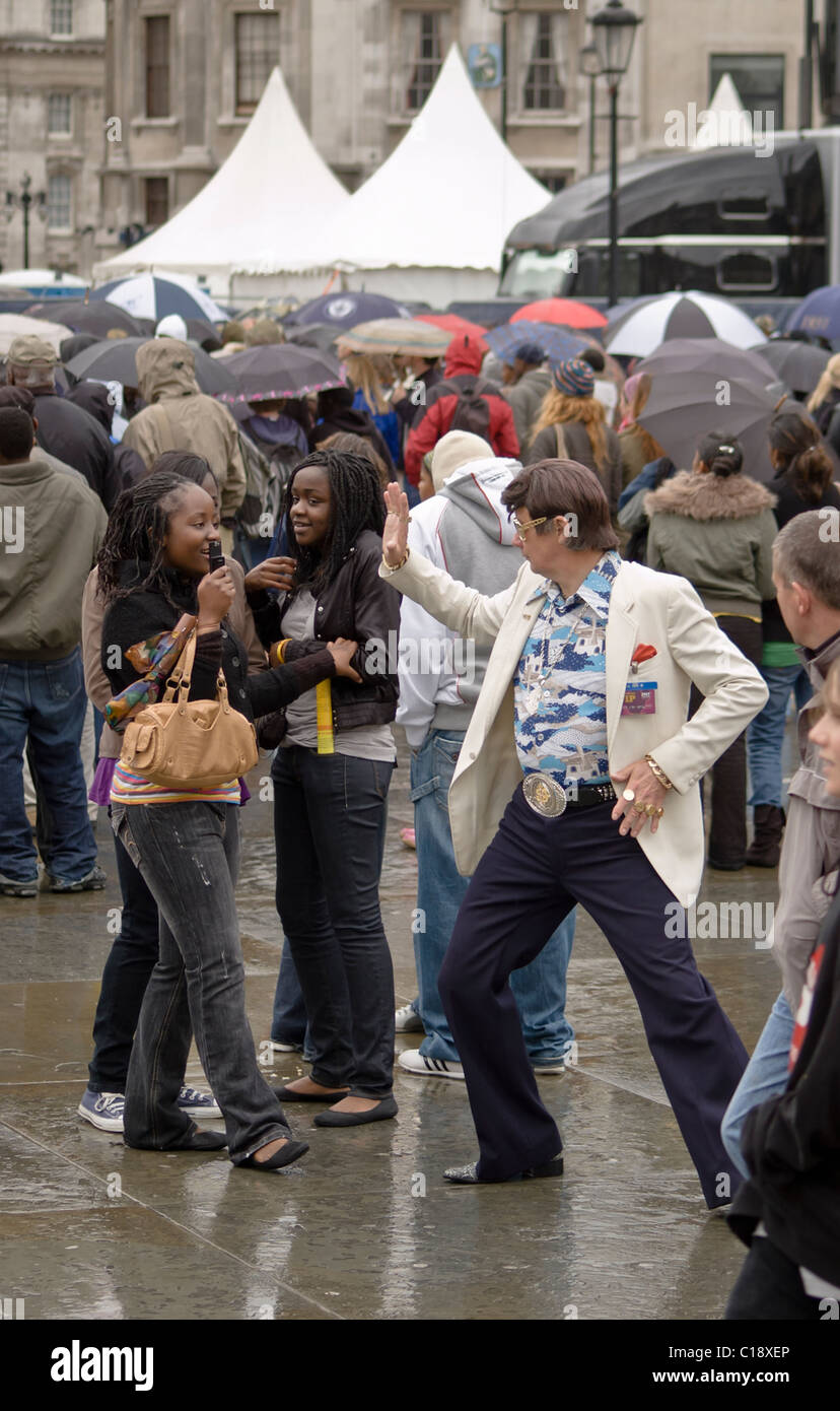 Ein Elvis-Imitator unterhält die Massen in London Stockfoto