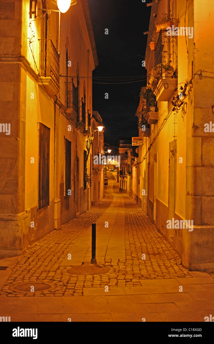 Nächtliche Aussicht auf einer Seitenstraße der Praca da Republica, Serpa, Alentejo, Portugal Stockfoto