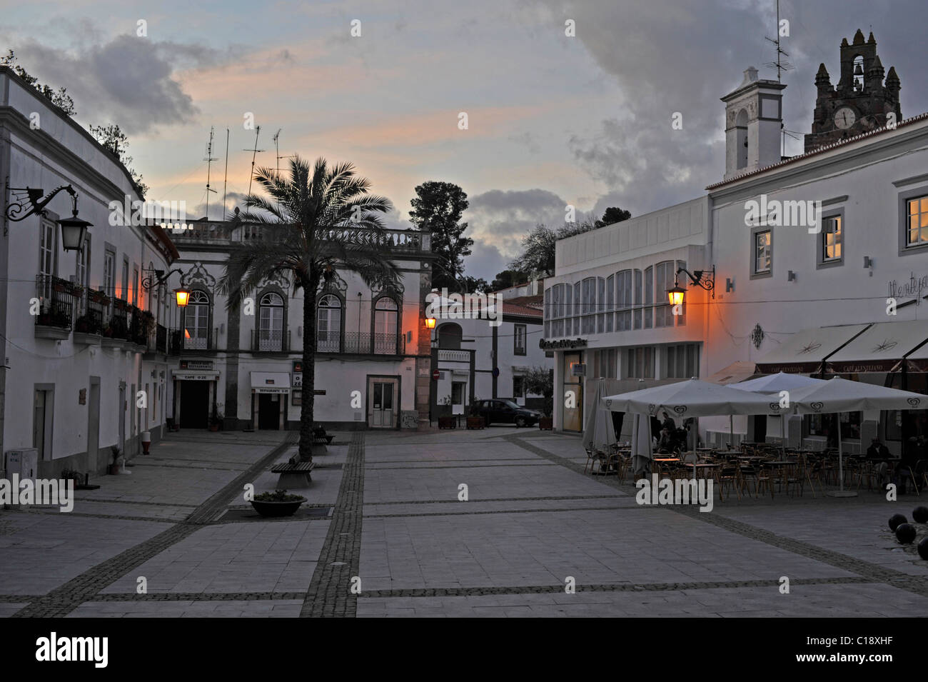 Abend-Blick auf die Praca da Republica, Serpa, Alentejo, Portugal Stockfoto