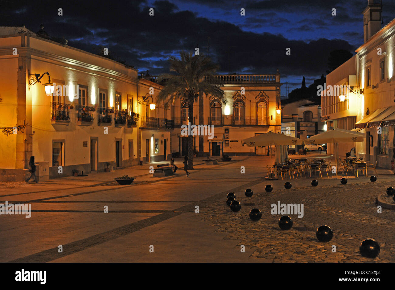 Nächtliche Aussicht auf der Praca da Republica in Serpa, Alentejo, Portugal Stockfoto