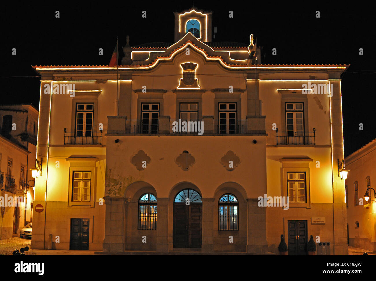 Beleuchtete Gebäude in der Praca da Republica, Serpa, Alentejo, Portugal Stockfoto