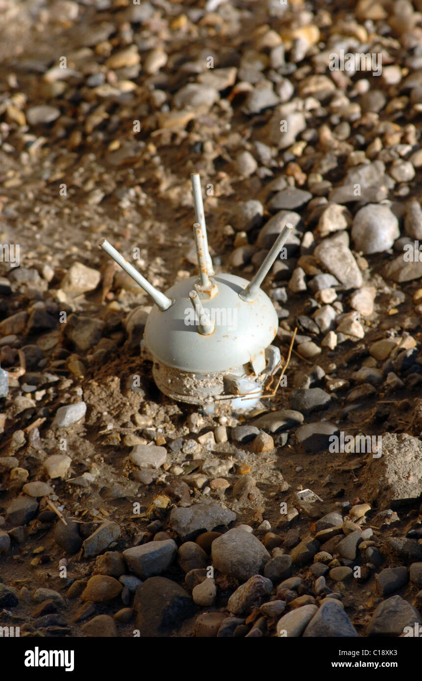 Eine Landmine ist eine explosive Waffe, Ziel (Person oder Fahrzeug) ausgelöst, dies ist ein Valmara 69 oder V-69 Anti-Personen-Landlmine Stockfoto