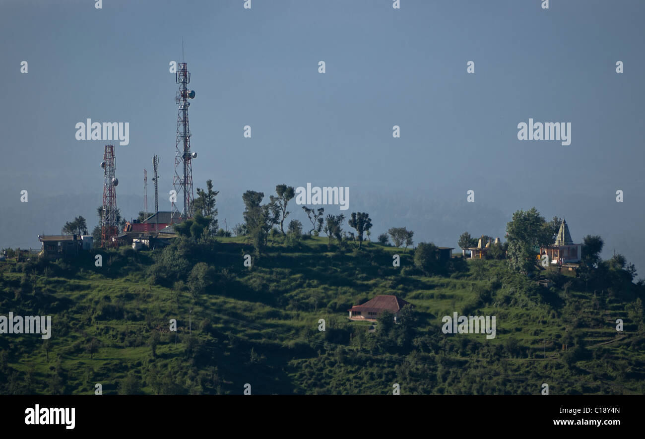 Mobilfunkmasten neben einem Schrein auf einem Hügel in Himachal Pradesh, Indien Stockfoto