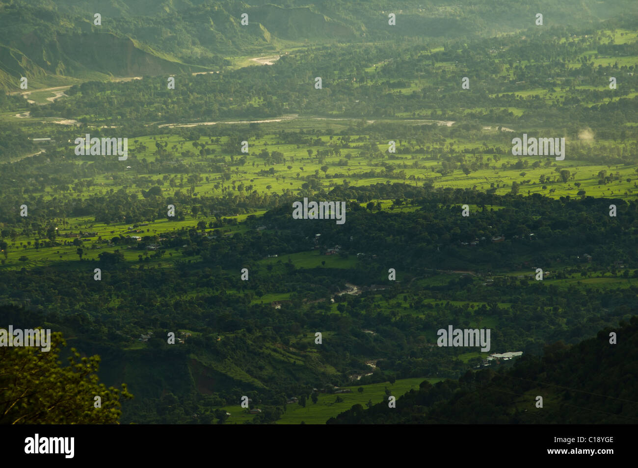 Die Landschaft von Himachal Pradesh am Himalaya-Flusstal Stockfoto