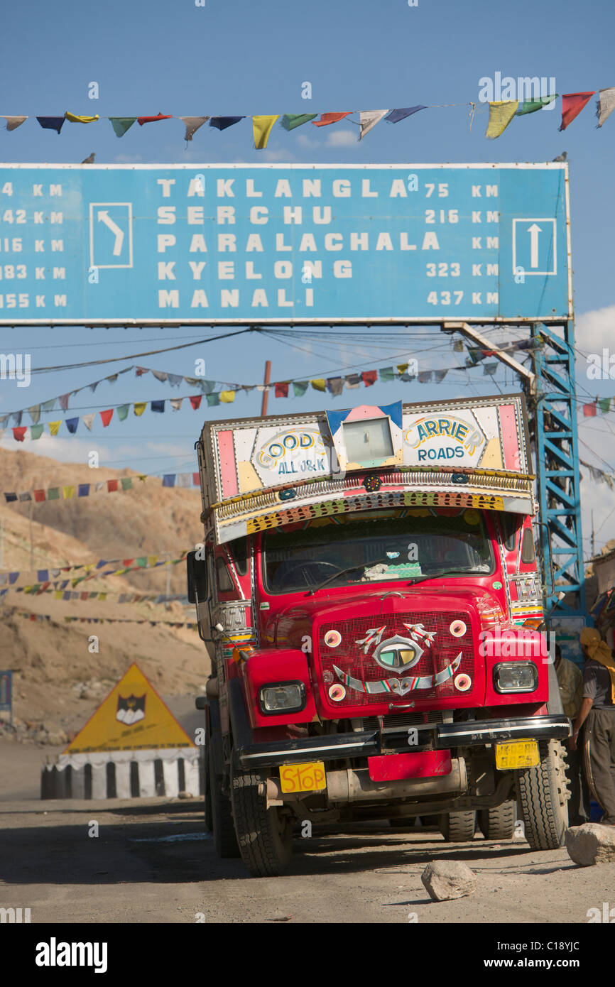 Malte LKW unter einem Schild auf der Leh-Manali-Autobahn bei Karoo, (Ladakh) Jammu & Kaschmir, Indien Stockfoto
