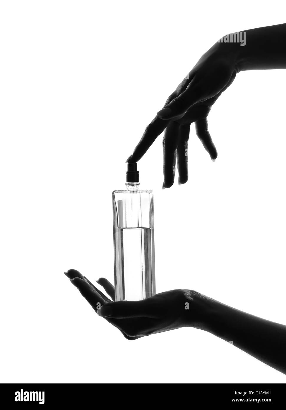 Detail Nahaufnahme Silhouette im Schatten einer Frau die Hände halten Parfüm im Studio auf weißen Hintergrund isoliert Stockfoto