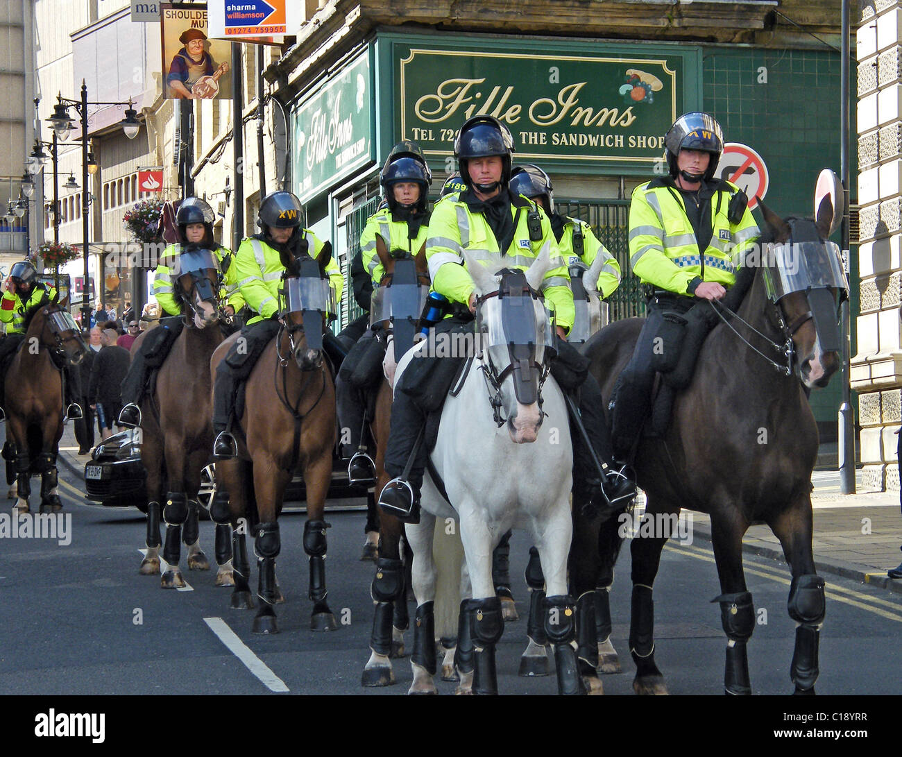 Britische Polizei kämpfen, um die Demonstranten von der EDL (English Defence League) bei Bradford zu kontrollieren. Stockfoto