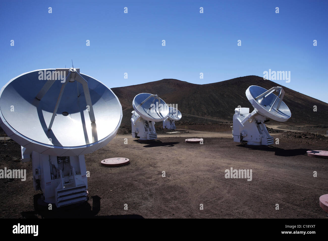Submillimeter Array, SMA, bestehend aus acht Radioteleskope in einer Höhe von 4080m nahe dem Gipfel des erloschenen Vulkans Mauna Stockfoto