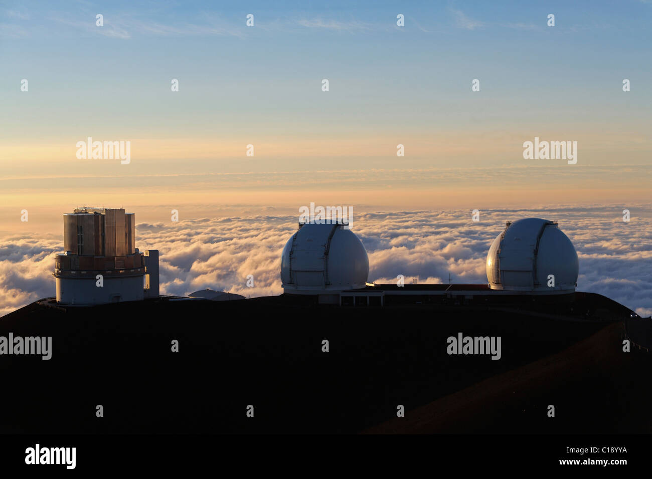 Kuppeln von dem Subaru-Teleskop und die beiden Keck-Teleskope in der Nähe des Gipfels des erloschenen Vulkans Mauna Kea, Hawaii, USA Stockfoto