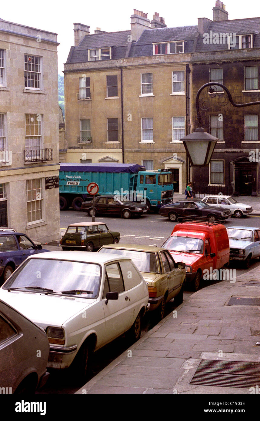 Autos parken in Thomas Street London Road Bath England 1988 Stockfoto
