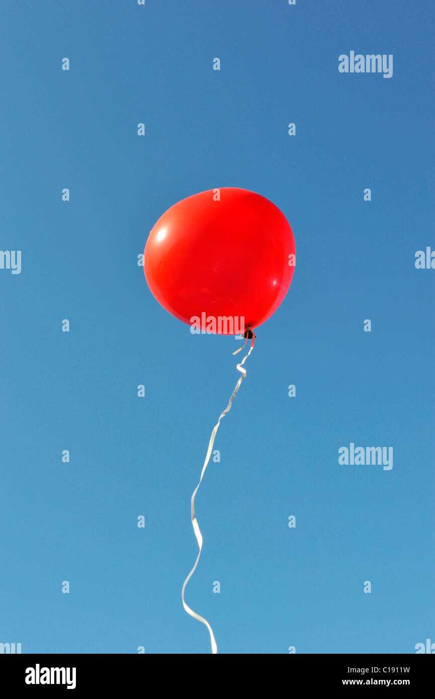 Roten Luftballon im blauen Himmel schweben Stockfoto