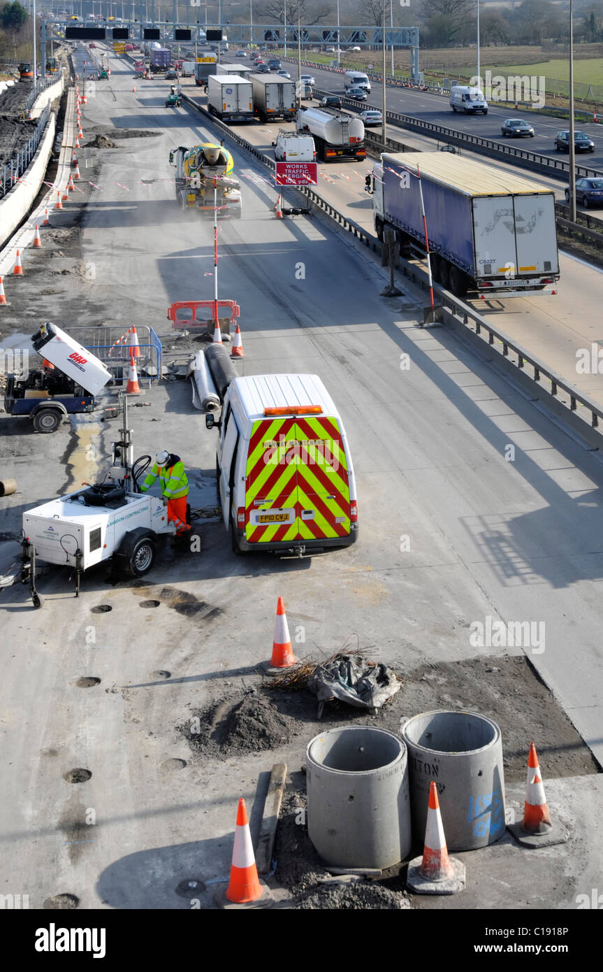Mobilen Betonwerk, Bohreinheit auf Straße Verbreiterung auf Autobahn M25 Stockfoto