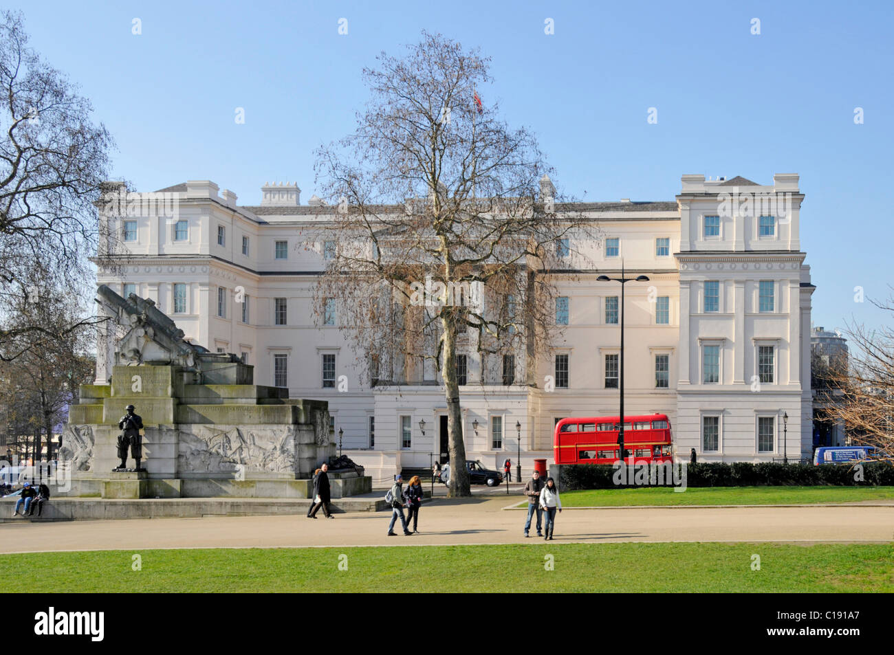 Äußere neoklassischen Lanesborough Hotel 5 Sterne teurer Luxus Hotel mit rot London Bus auf blauen Himmel Tag winter bäume Hyde Park Corner London UK Stockfoto