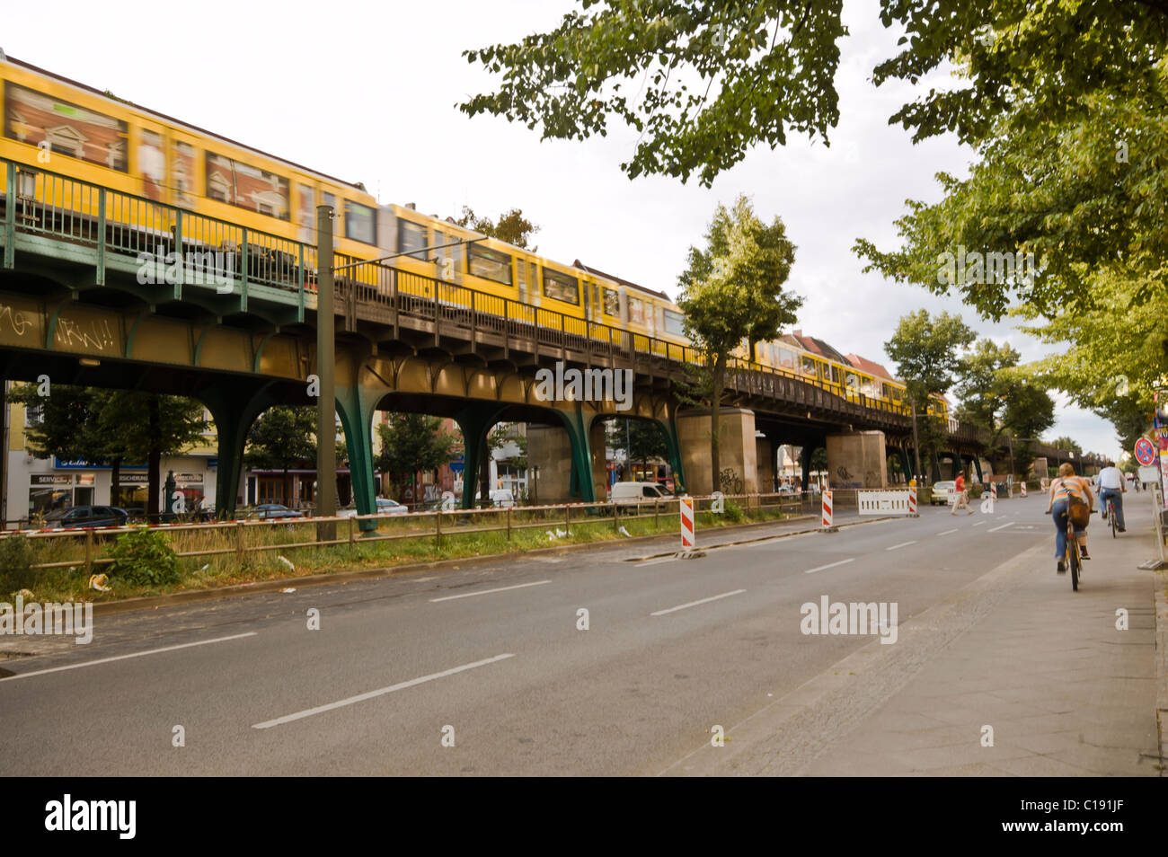 Die S-Bahn-Gleise laufen durch die Mitte der Schoenhauser Allee in Berlin Stockfoto