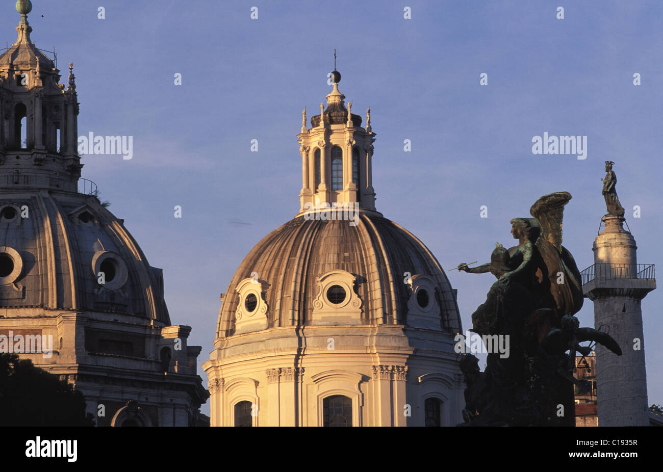 Italien, Latium, Rom, Trajanssäule und Kirche Santissima Nome di Maria Stockfoto