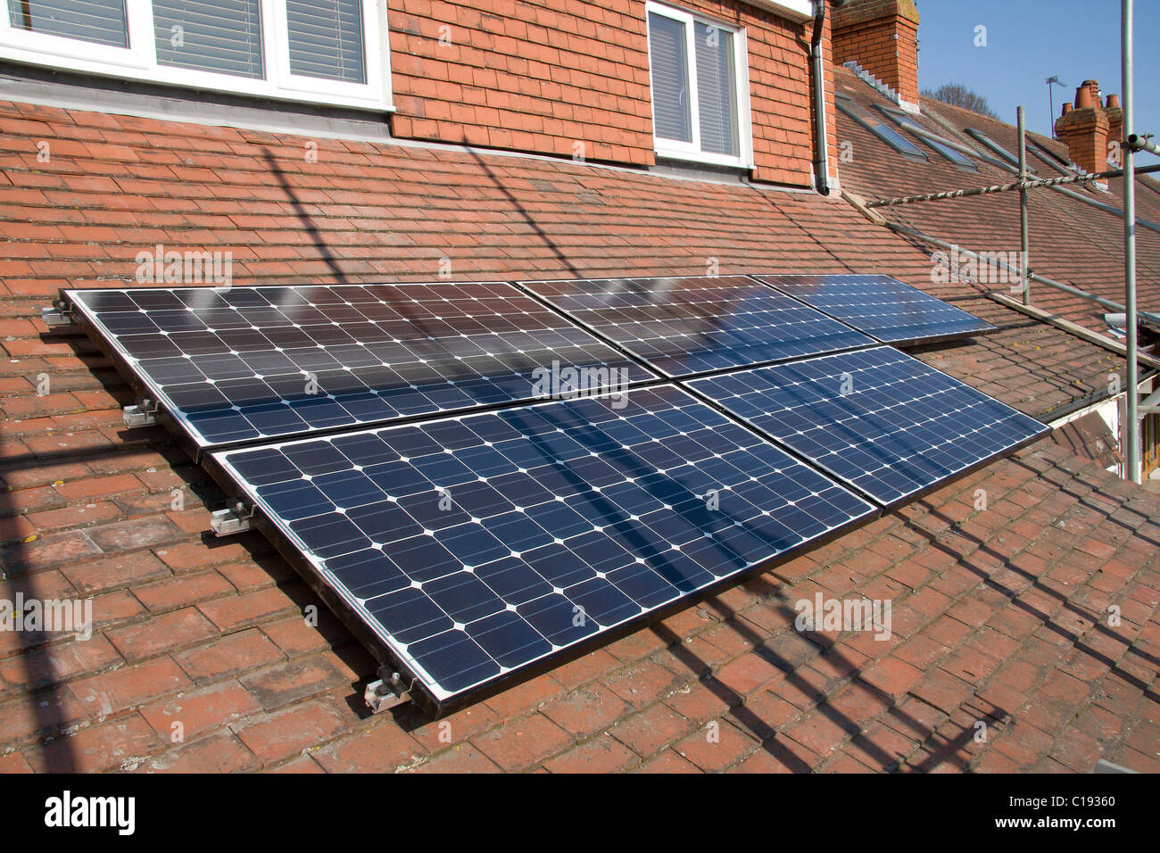 Installation von Photovoltaik (pv)-Solar-Panels auf einem Schrägdach Stockfoto