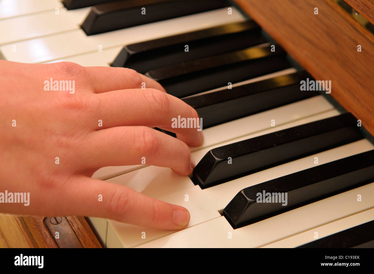Mädchen mit dem Klavierspiel, close-up der Hand und Schlüssel Stockfoto