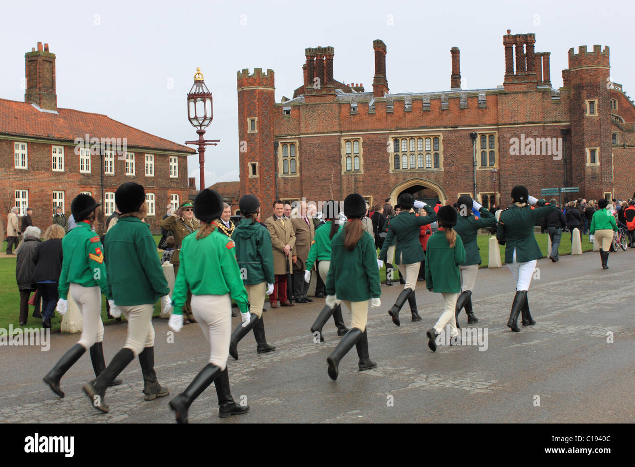 Rangers Association Pferdeparade der Chapel Royal, Hampton Court Palace für einen Dienst, Gründer Tag zu begehen Stockfoto