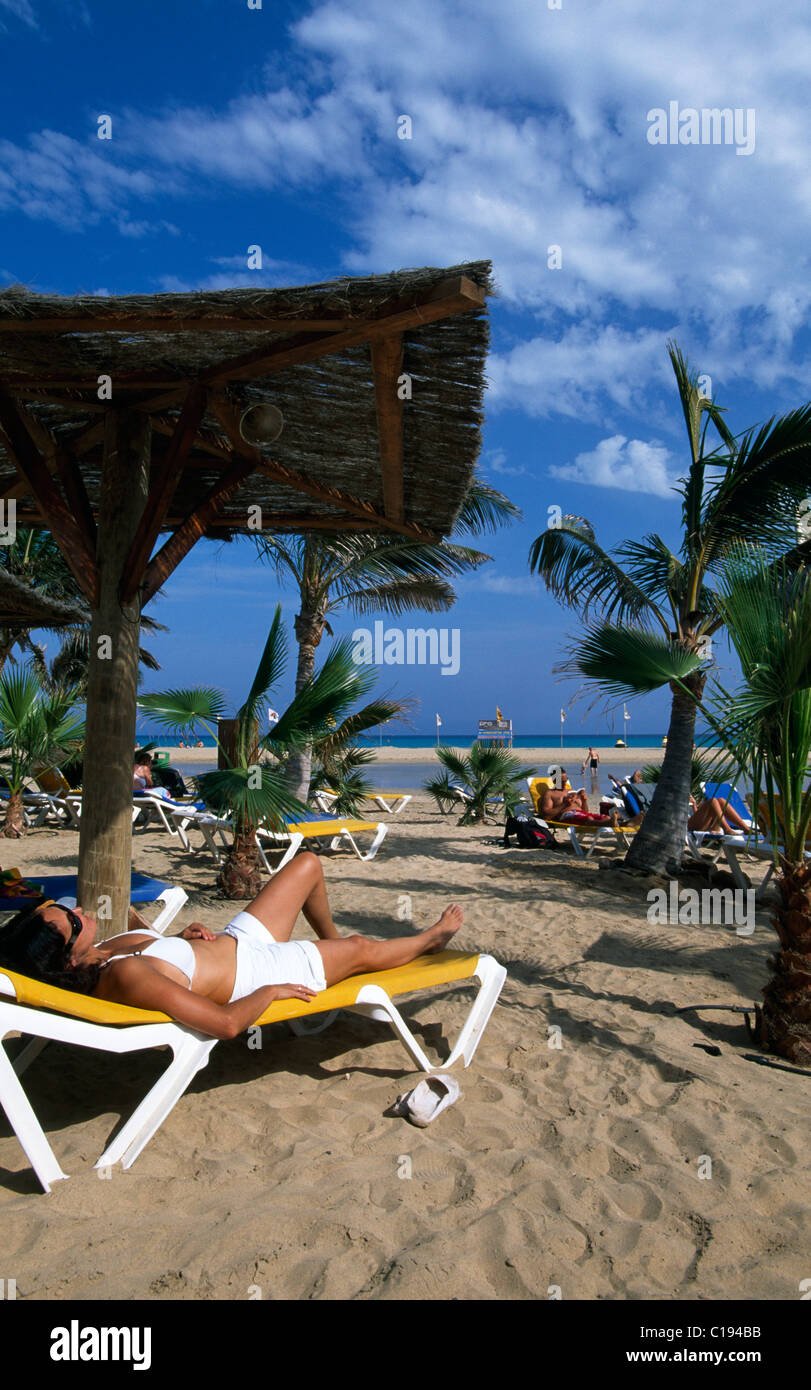 Frau auf einer Sonnenliege, Beachclub in Playa de Sotavento, Fuerteventura, Kanarische Inseln, Spanien, Europa Stockfoto