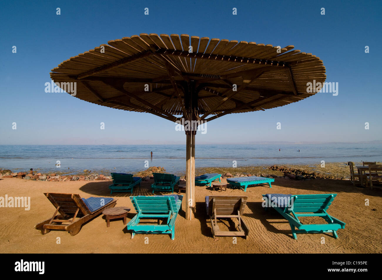 Die kleine Stadt Dahab am Roten Meer auf der Sinai-Halbinsel gehört zu beliebten Reisezielen Ägyptens. Stockfoto