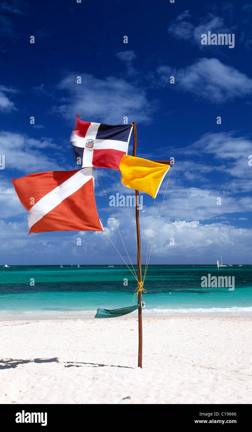 Flaggen in Punta Cana, Dominikanische Republik, Karibik Stockfoto