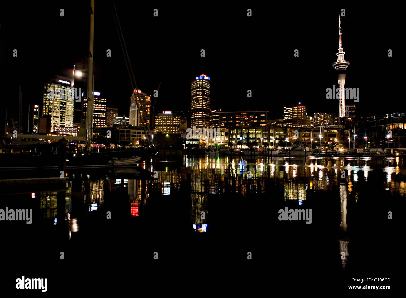 Skyline von Auckland bei Nacht, Auckland, Nordinsel, Neuseeland Stockfoto