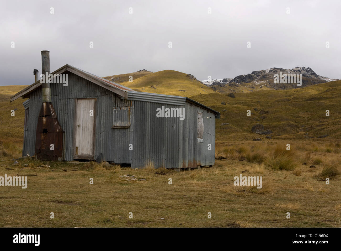 Verlassene Wellblech Hütte in einer hügeligen Landschaft, Nevis überqueren, Cromwell, Otago, Südinsel, Neuseeland Stockfoto