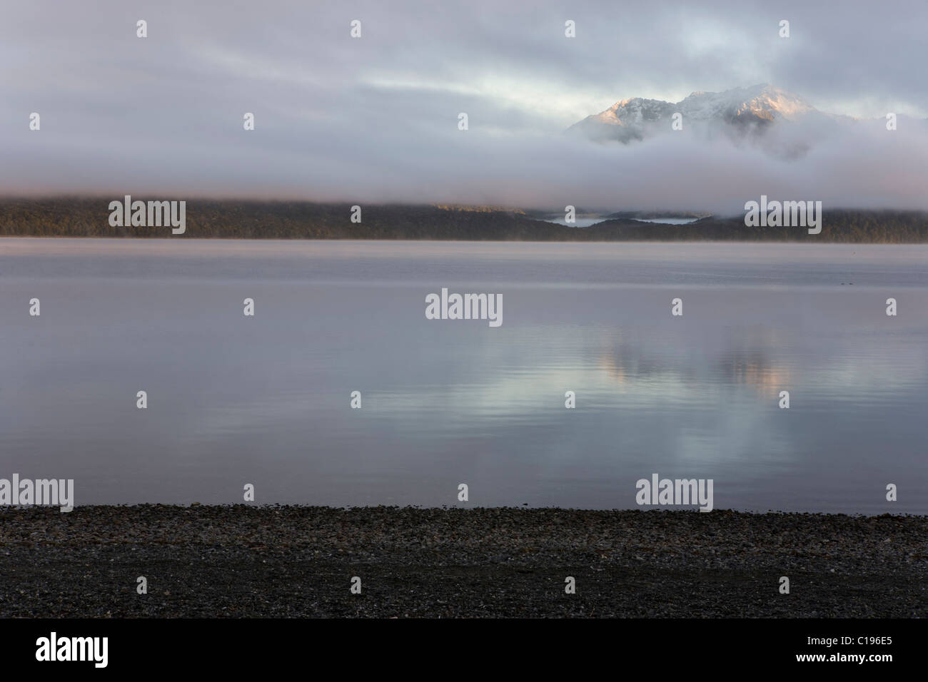 Lake Manapouri bedeckt in Wolken, Southland, Südinsel, Neuseeland Stockfoto