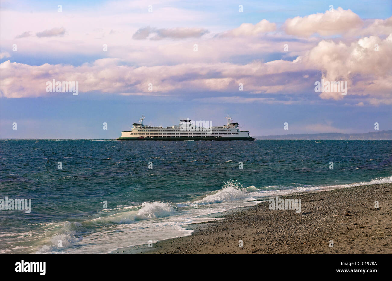 Fähre, die über Puget Sound, Edmonds, Washington State, Pazifischer Nordwesten, USA Stockfoto