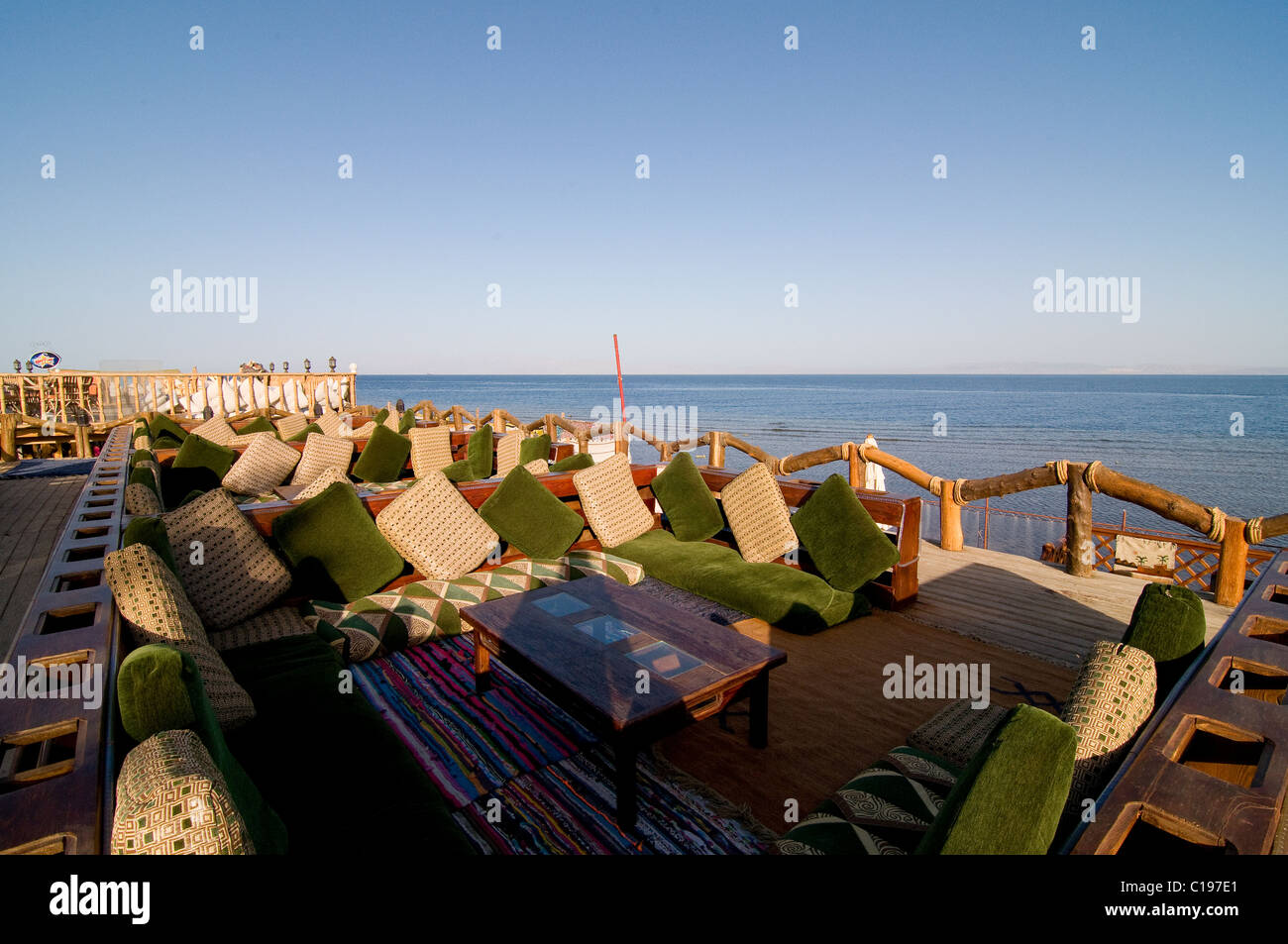 Die kleine Stadt Dahab am Roten Meer auf der Sinai-Halbinsel gehört zu beliebten Reisezielen Ägyptens. Stockfoto