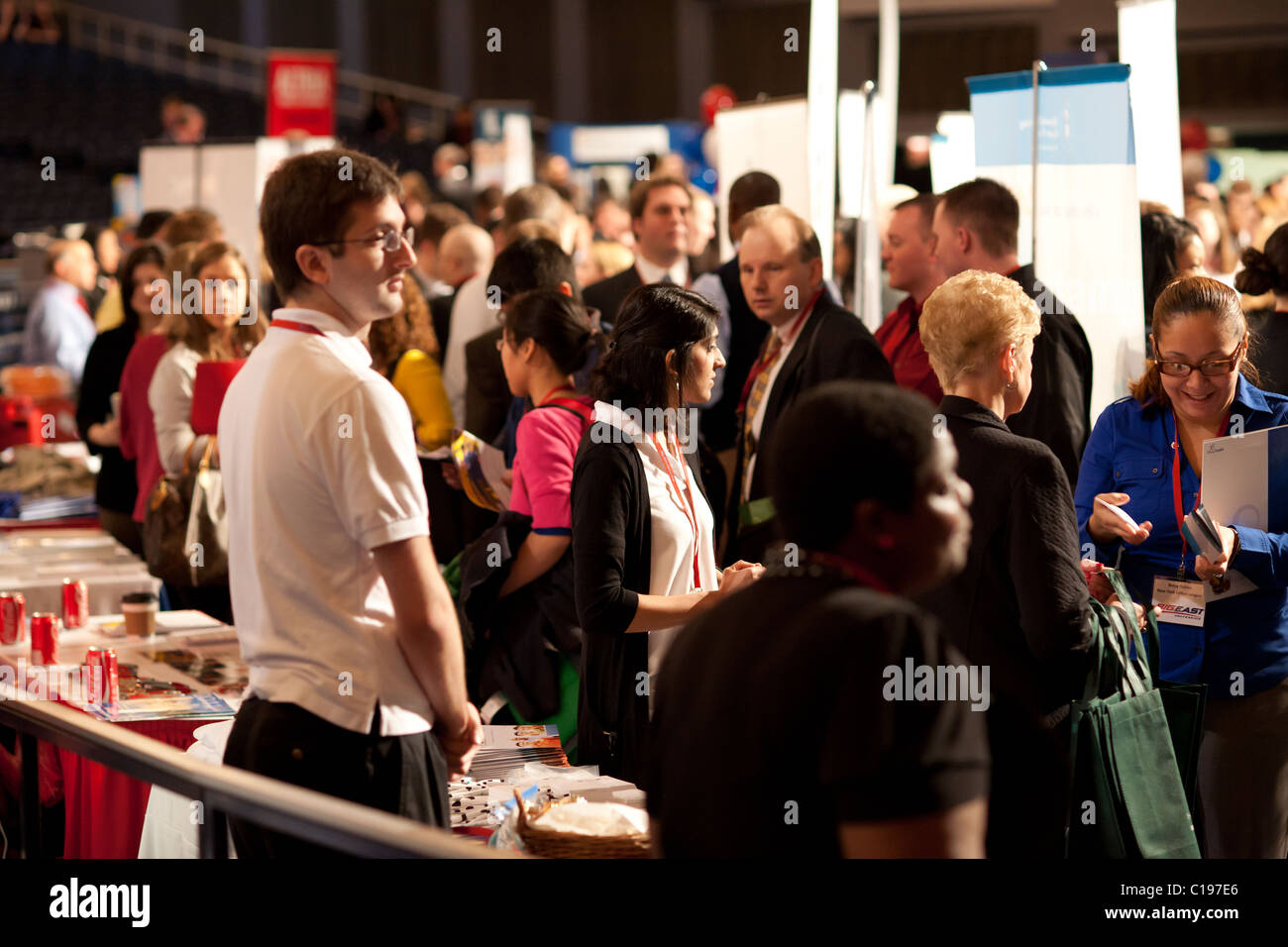 Jobsuchende besuchen eine Karrieremesse im Madison Square Garden in New York statt Stockfoto