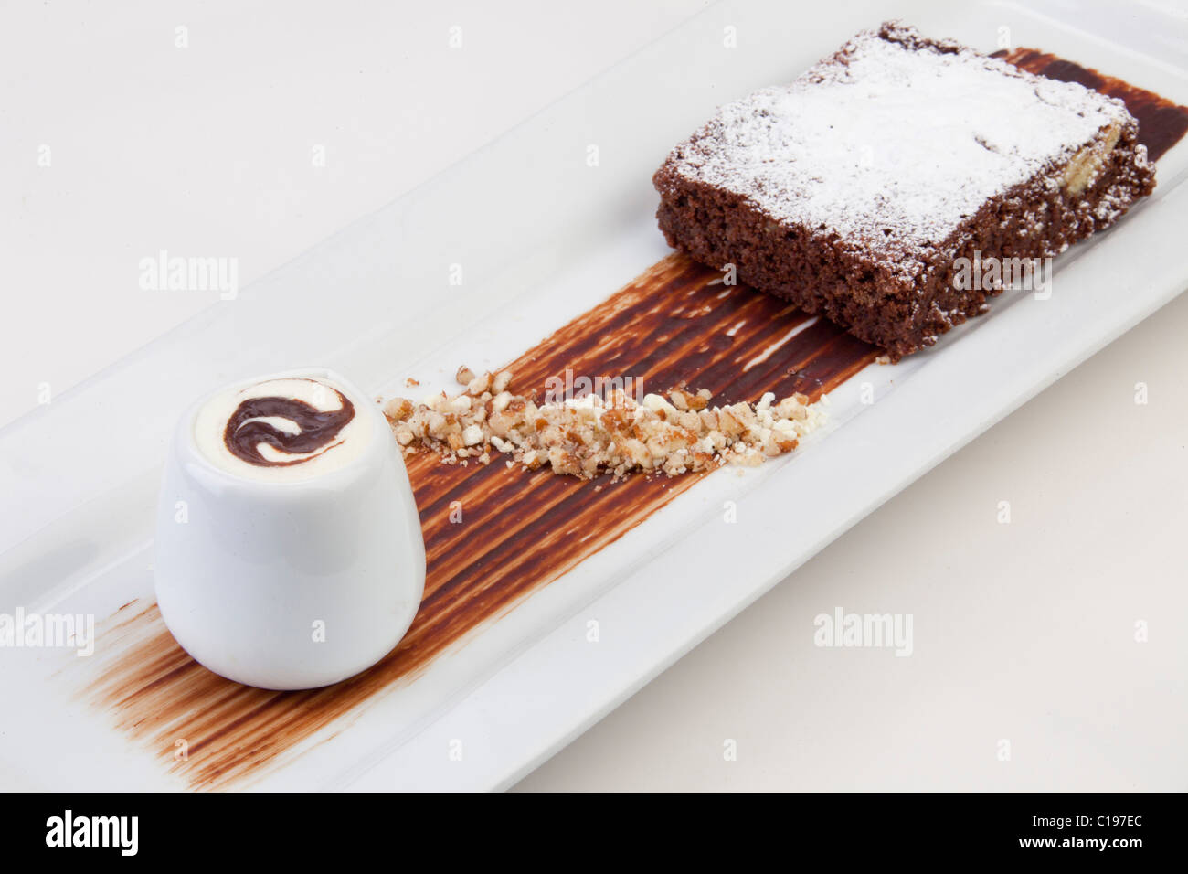 Süße Dessert: Schokoladen-Brownie mit Weinbrand Creme & karamellisierte Haselnuss garnieren 116486 Food Stockfoto