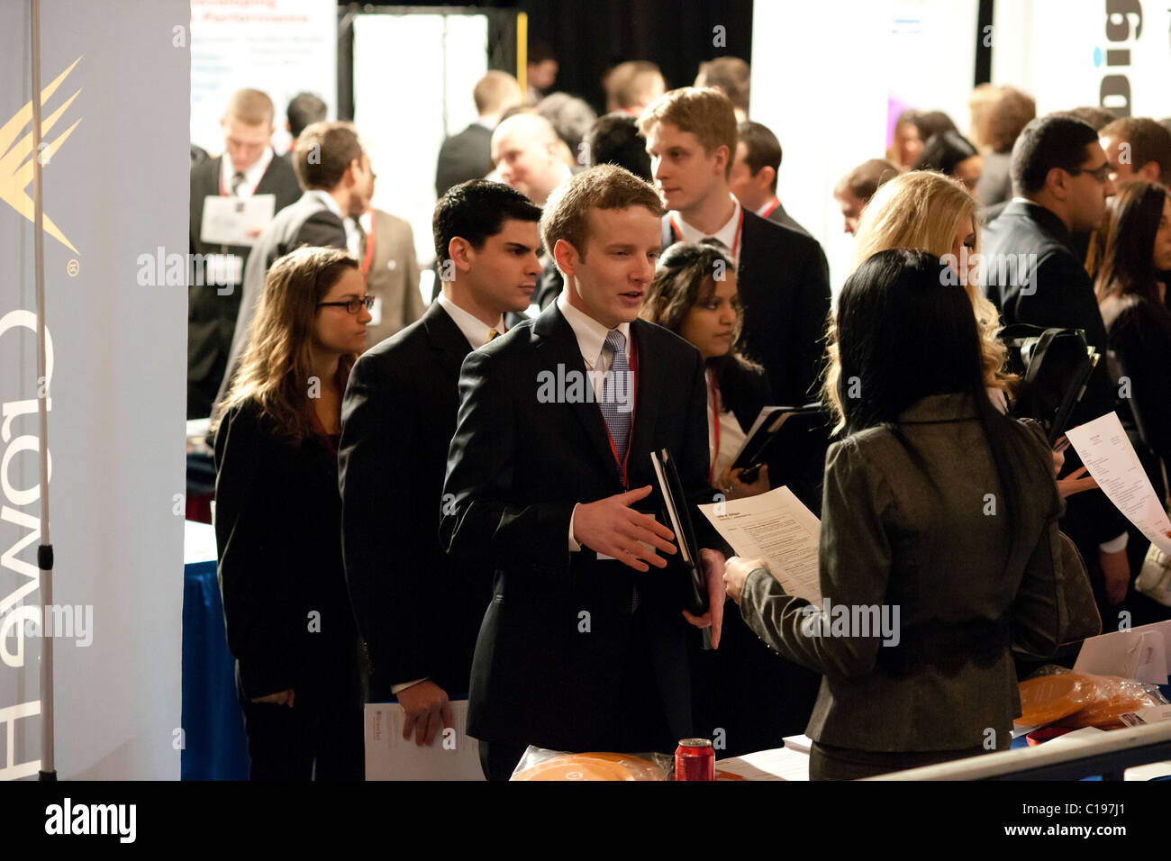 Jobsuchende besuchen eine Karrieremesse im Madison Square Garden in New York statt Stockfoto