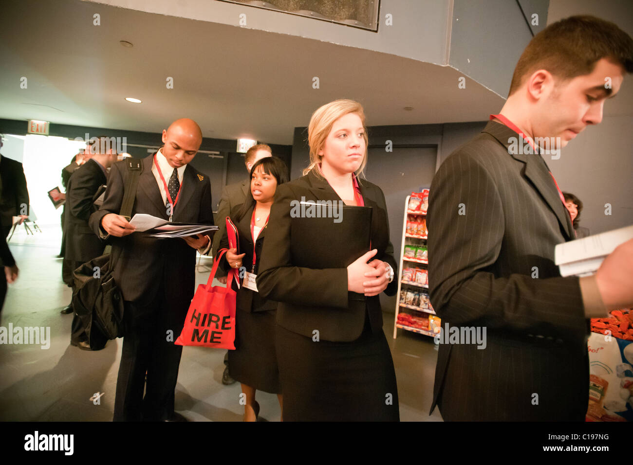 Jobsuchende besuchen eine Karrieremesse im Madison Square Garden in New York statt Stockfoto