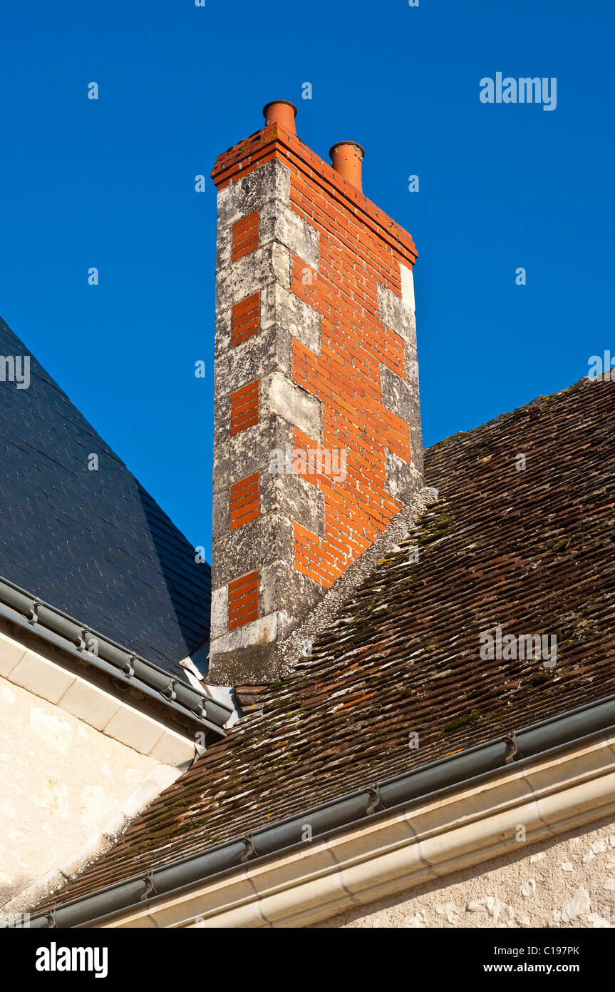 Alte Ziegel und Stein Schornstein und Ziegeldächer - Frankreich. Stockfoto