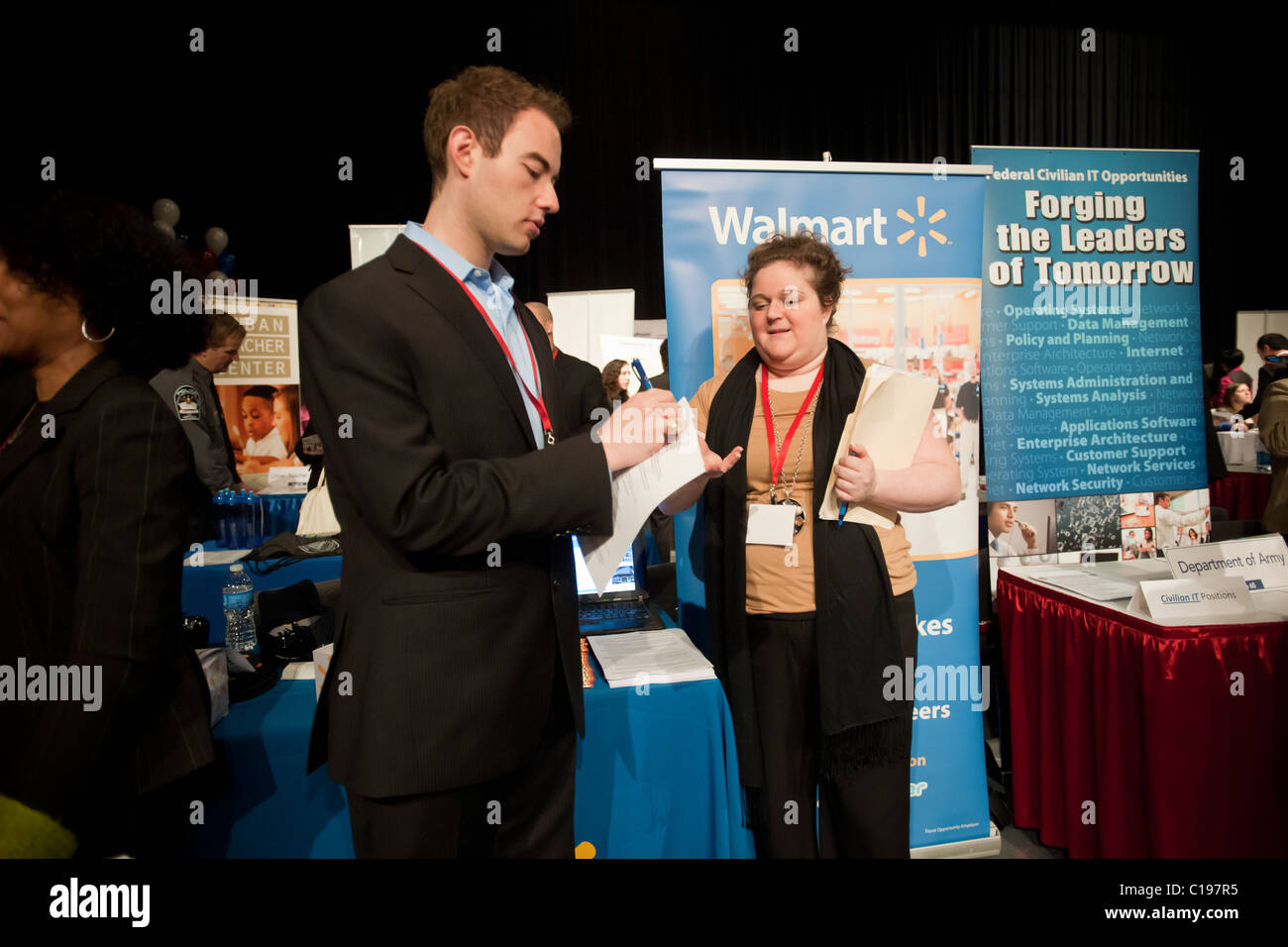 Jobsuchende besuchen eine Karrieremesse im Madison Square Garden in New York statt Stockfoto