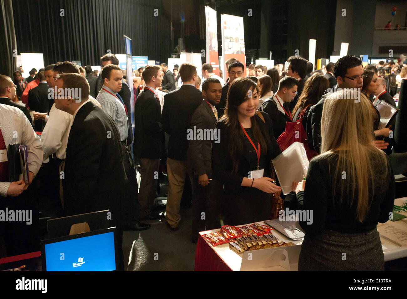 Jobsuchende besuchen eine Karrieremesse im Madison Square Garden in New York statt Stockfoto