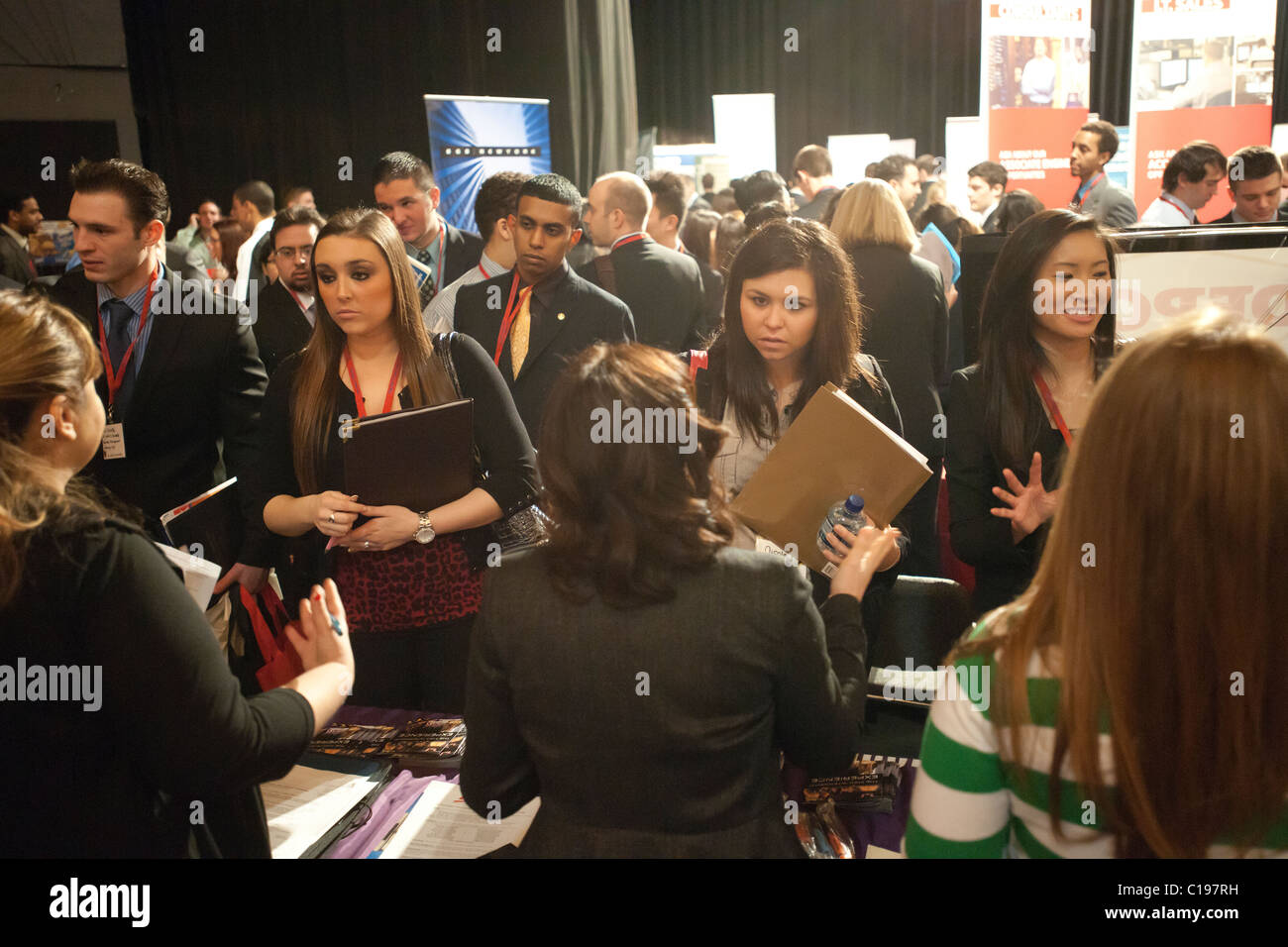 Jobsuchende besuchen eine Karrieremesse im Madison Square Garden in New York statt Stockfoto