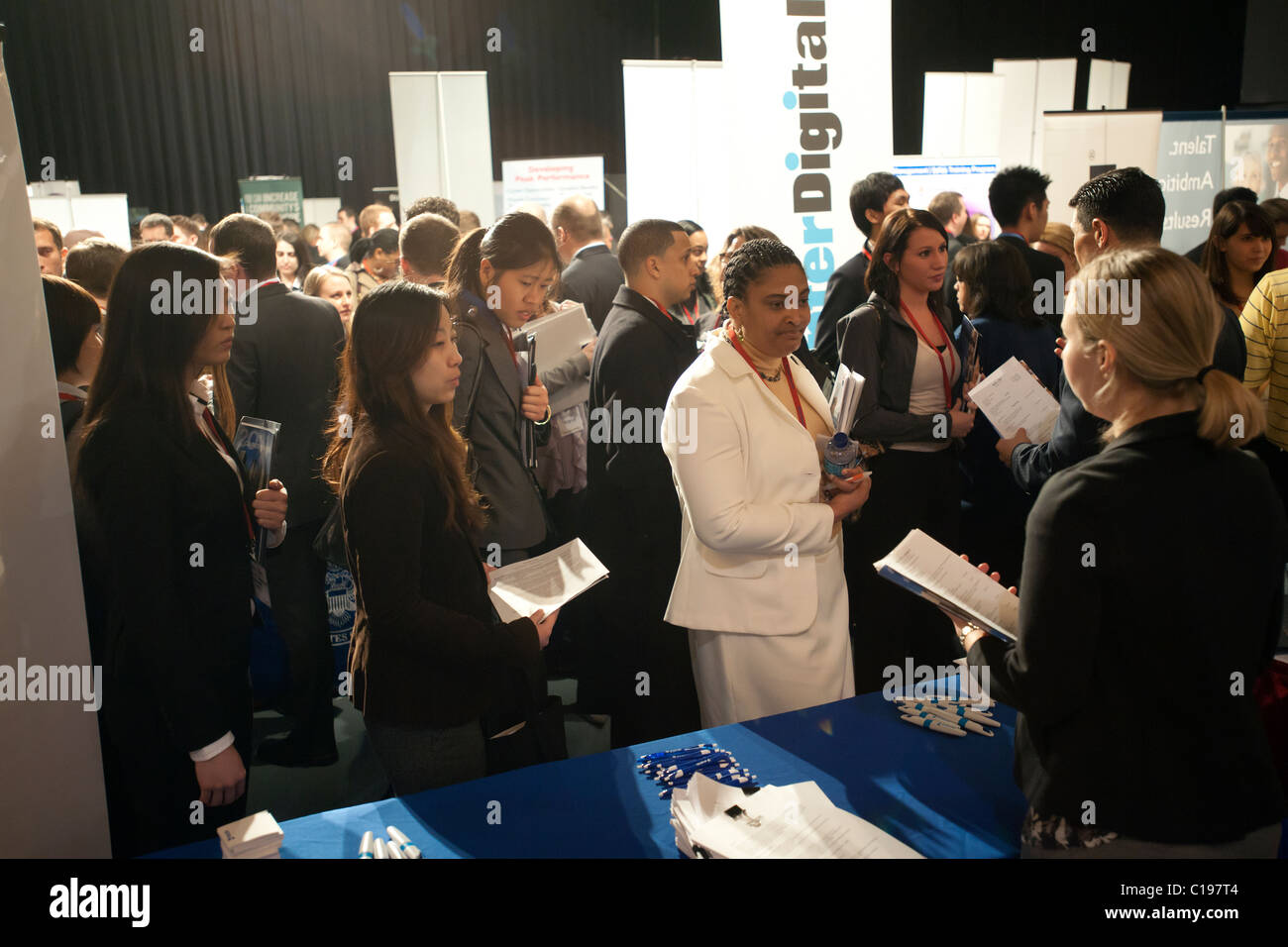 Jobsuchende besuchen eine Karrieremesse im Madison Square Garden in New York statt Stockfoto